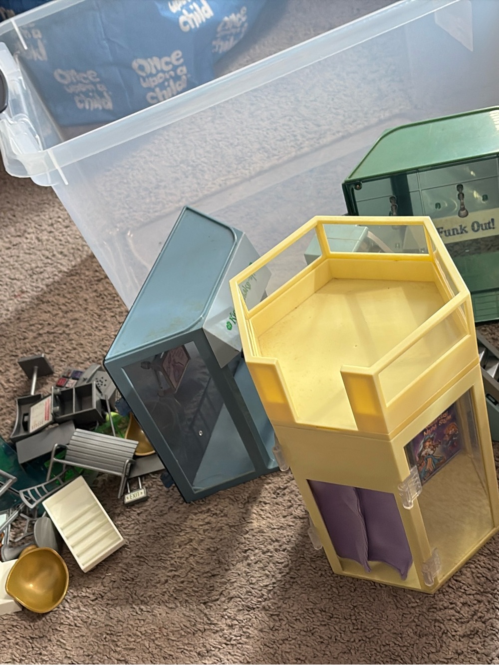 Bratz mall and cinema + accessories for it